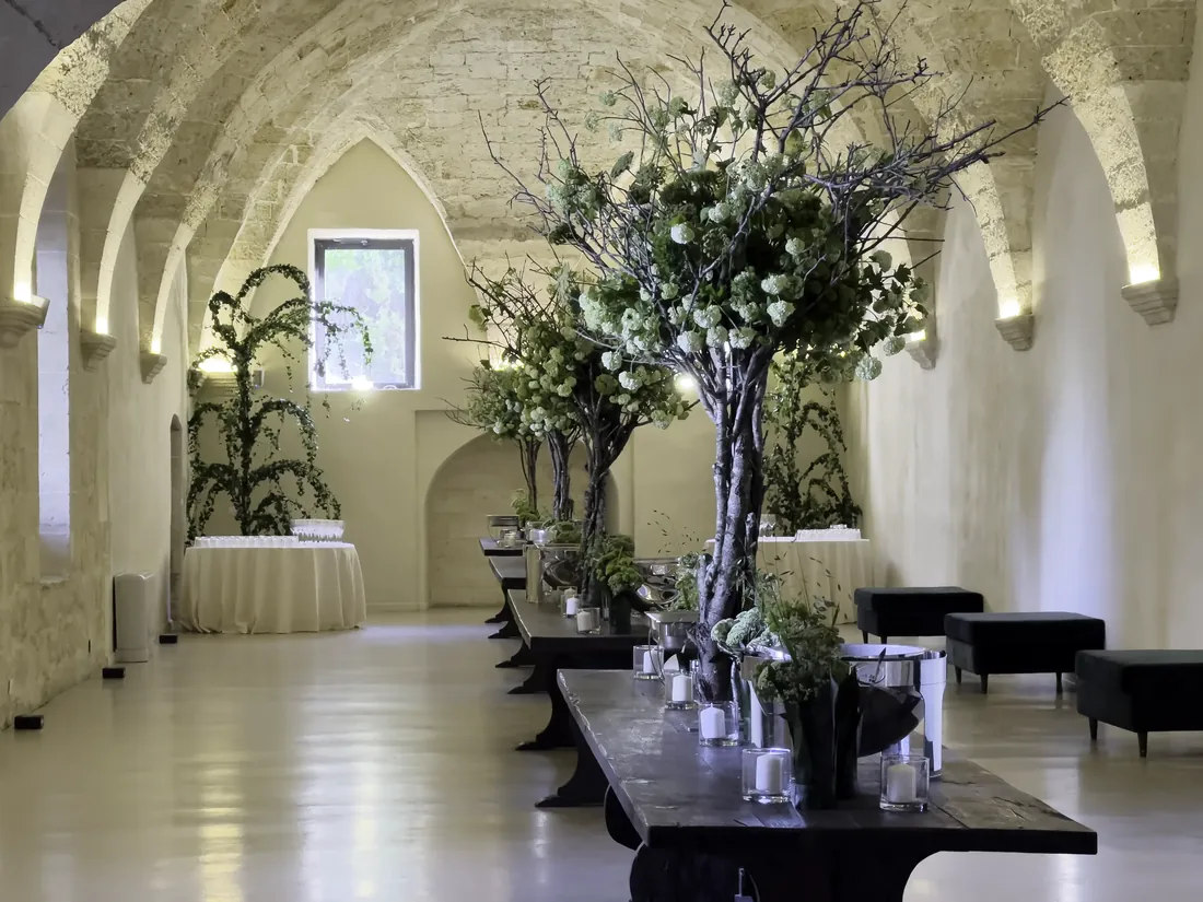 Allestimento verde e floreale sotto le volte del Chiostro dei Domenicani
