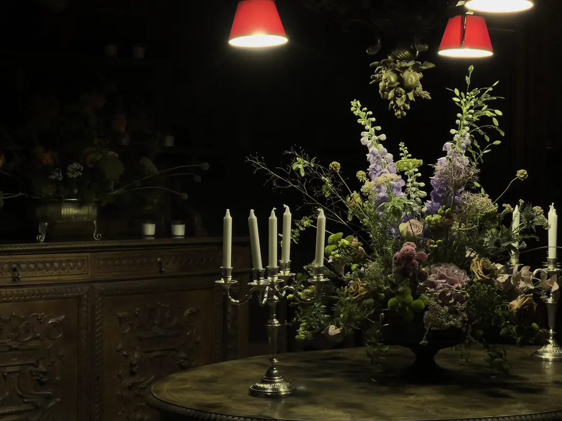 Composizione floreale e candelabri negli interni di Palazzo Marulli-Famularo