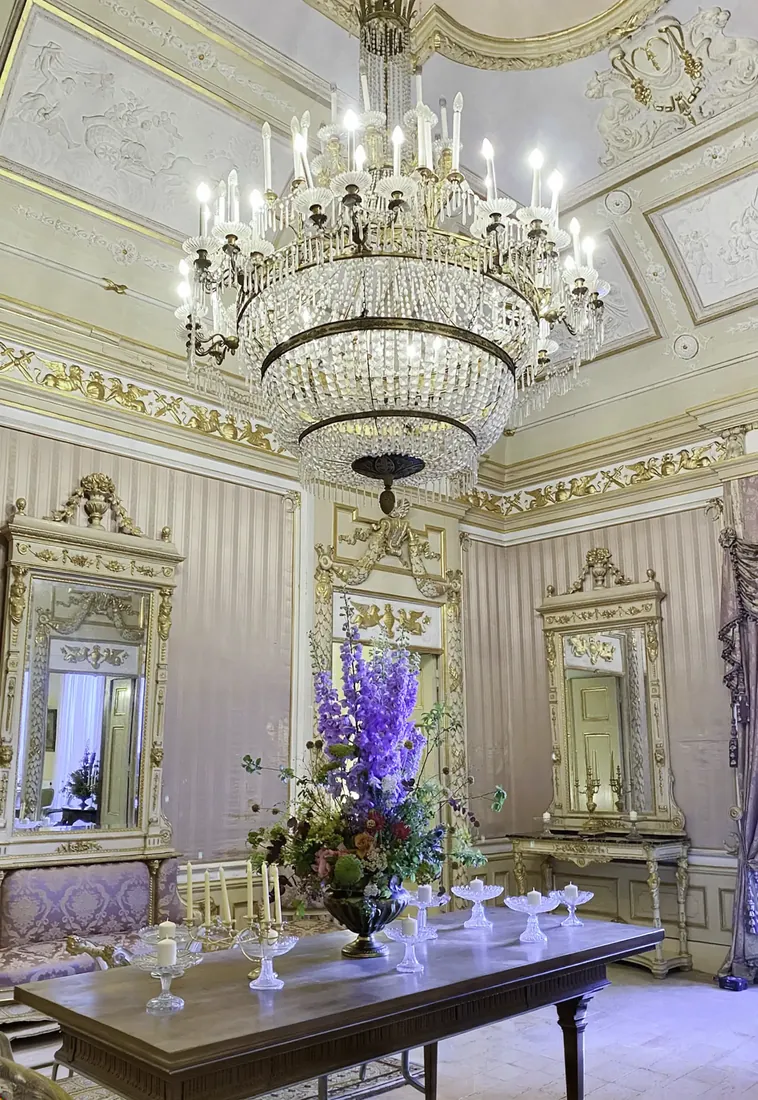 Composizione floreale negli interni decorati di Palazzo Marulli-Famularo