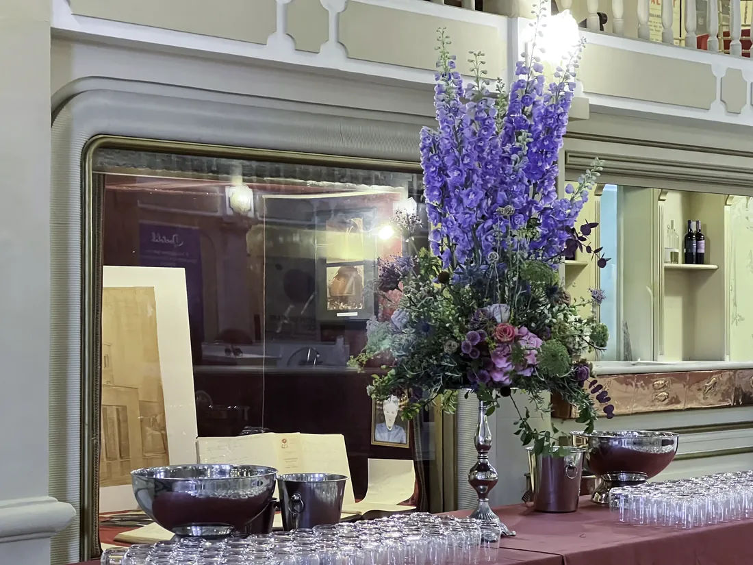 Composizione floreale verticale nel foyer del Teatro Paisiello a Lecce
