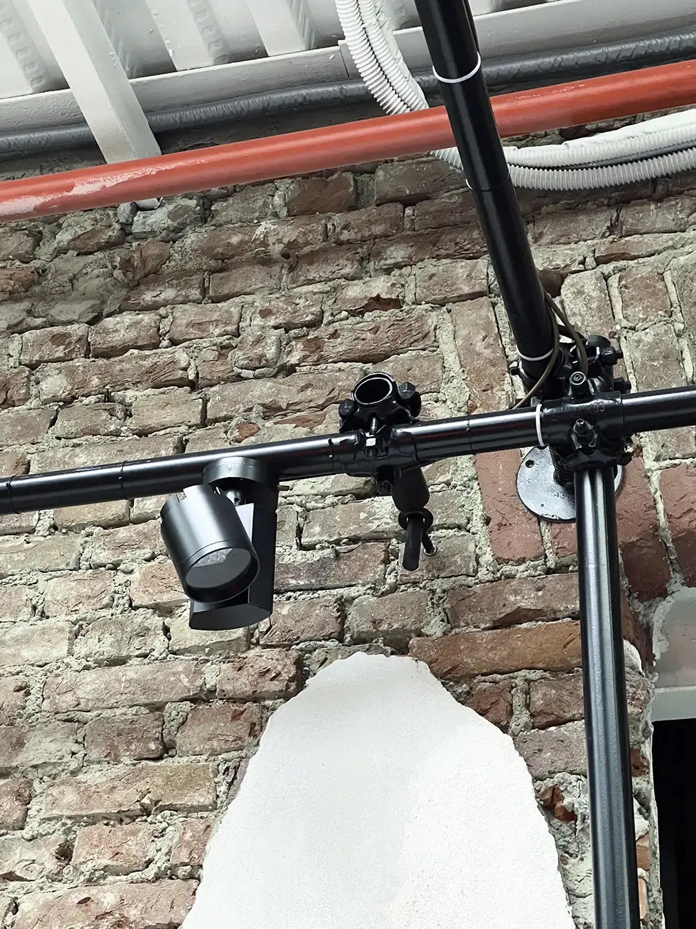 Dettaglio della struttura industriale e del sistema di illuminazione per le piante