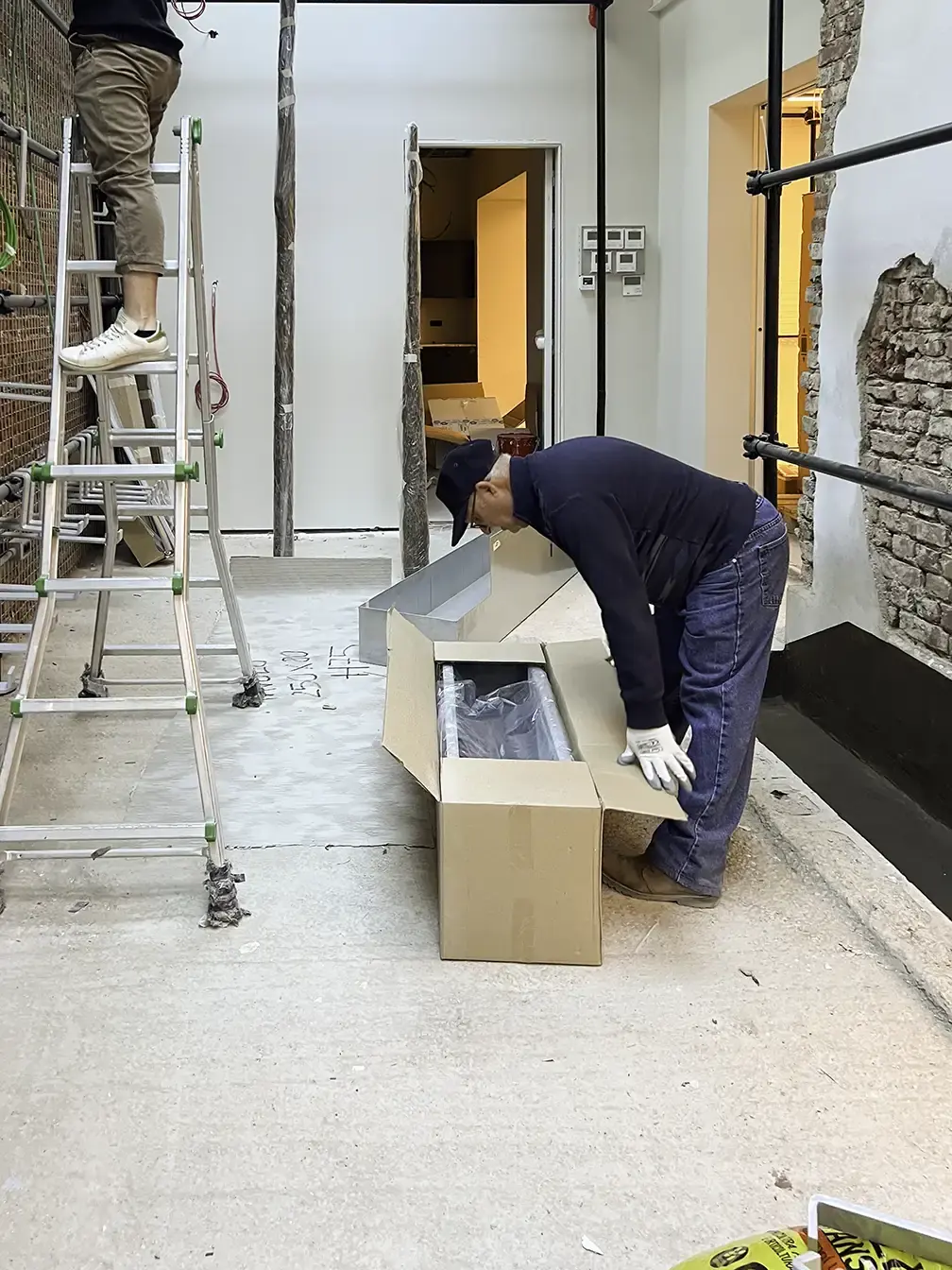 Installazione dei contenitori durante la realizzazione del giardino indoor